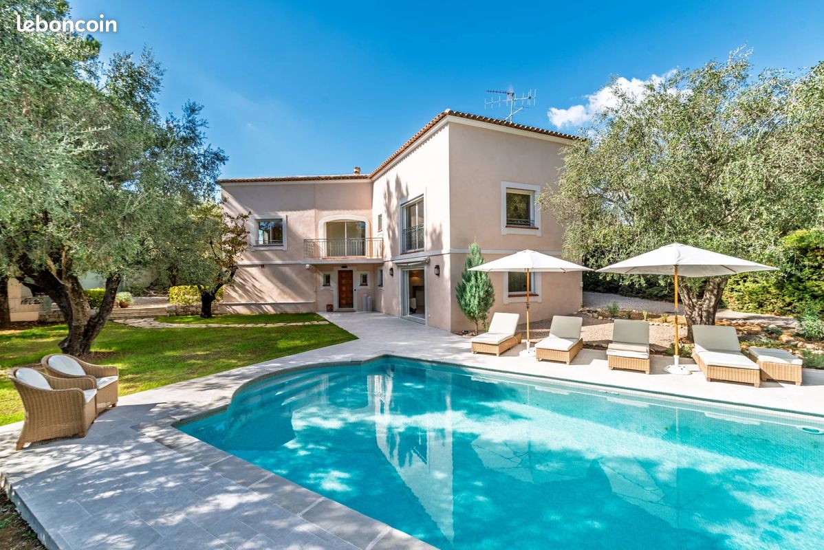 Maison 6 pièces 239 m² · à Roquefort-les-Pins · 239 m² · 1 490 000 €