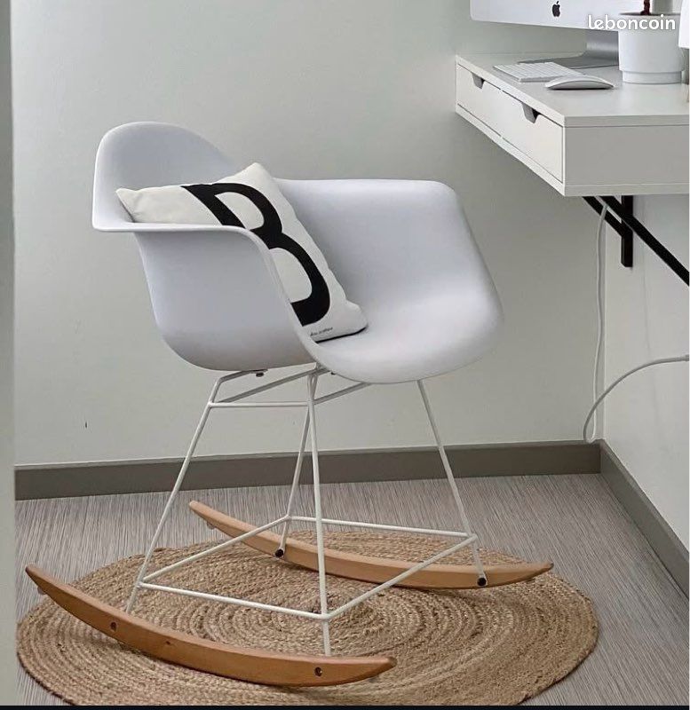Chaise à bascule pieds en bois (image 1)