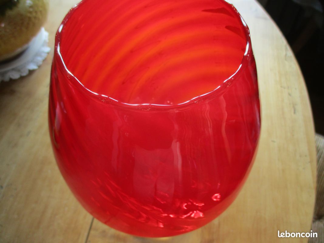 Coupe en verre rouge (image 3)