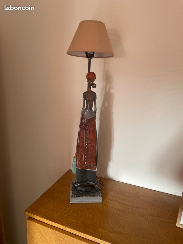Lampe haute femme africaine (image 1)