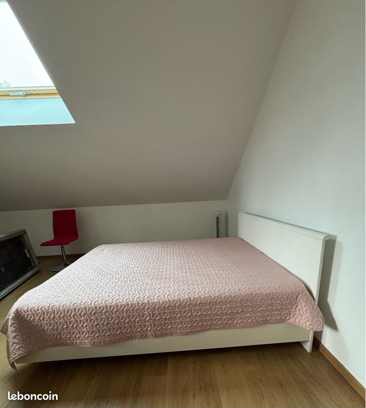 Lit blanc laqué 160 × 200 cm avec sommier – À vendre À vendre, lit blanc laqué avec sommier, dimensions 1,60 m × 2,00 m. Vente pour cause de déménagement. À venir récupérer sur place (image 2)