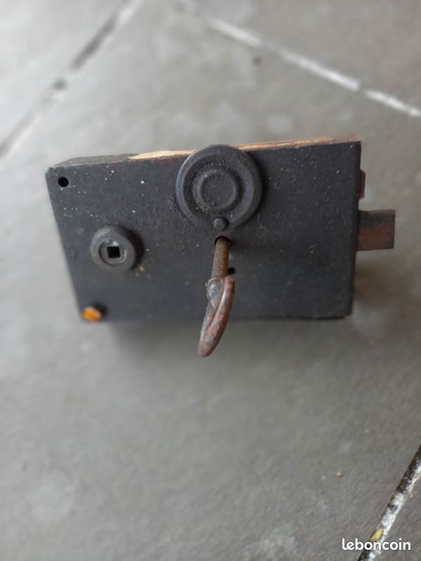 Vends serrure avec sa clé, targette ,raccord pour bt de gaz,13 euros le lot ou a la pièce (image 1)