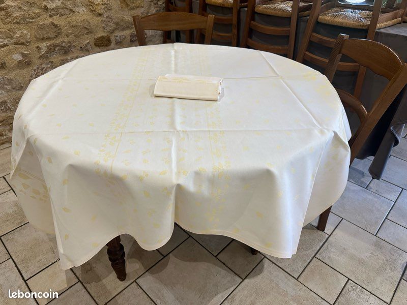 Nappe jaune paille 150x150 et 6 serviettes (image 1)