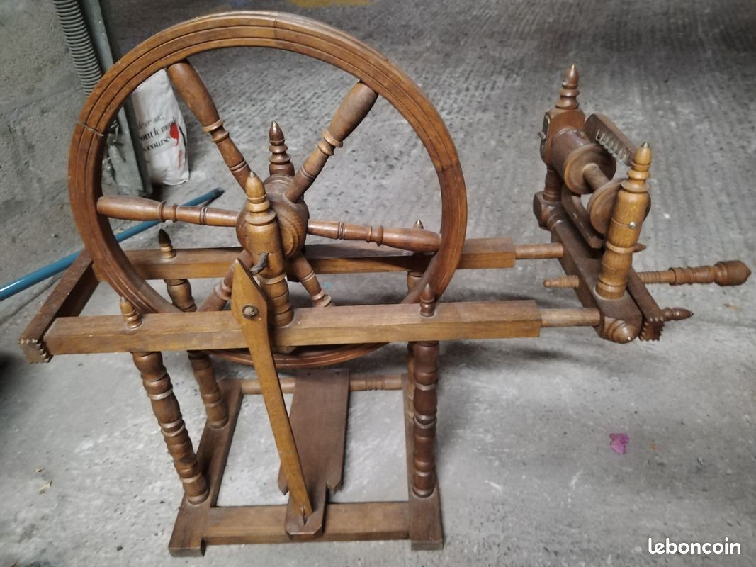 Ancien rouet a tissé la laine (image 1)