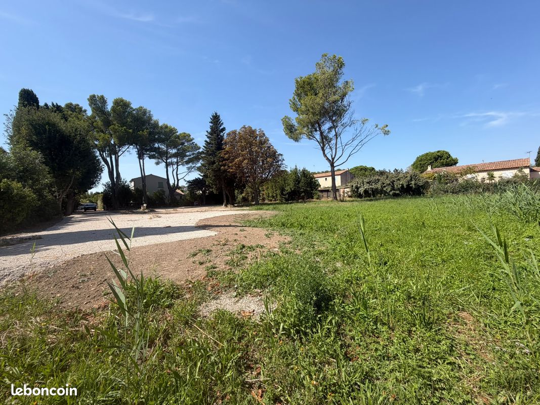 Terrain 576 m² · à Eyguières · 576 m² · 245 000 €