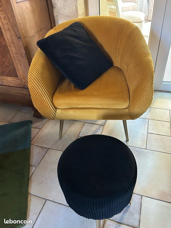 Fauteuil et pouf (image 1)