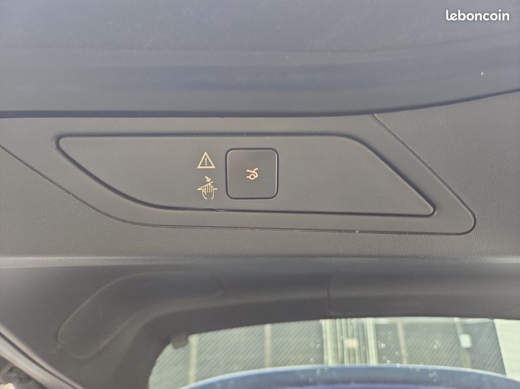 CITROEN C4 Picasso 130ch Shine EAT6 / Caméra 360 / Full Leds directionnels / Sièges massants / Android carplay / Entretien Citroen / Distrib faite (image 23)