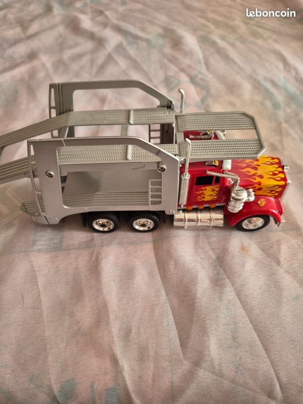 Camion porte voitures miniature , Kenworth W900 rouge à flammes 1/43 (image 4)