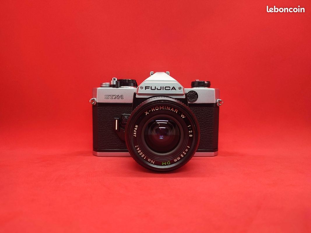 Appareil à photo noir argentique modèle ST605N de marque FUJICA japan