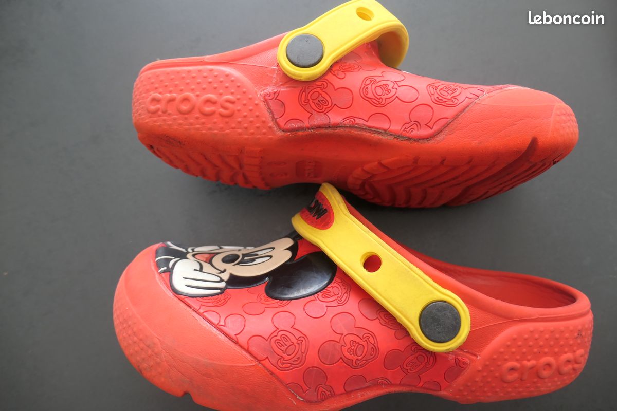 Lot de paires de Crocs enfant taille C 13 et J Chaussures