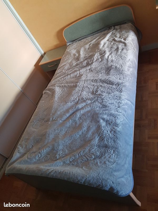Chambre: lit, commode, matelas neuf, table de chevet et bureau (image 2)