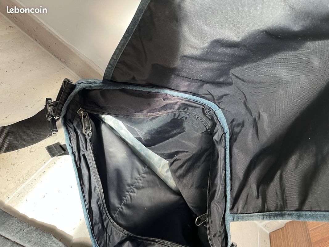 Sac eastpak bandoulière bleu (image 4)