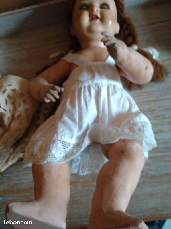 REPREND Petite poupée ancienne en terre cuite, yeux en verre, vêtements