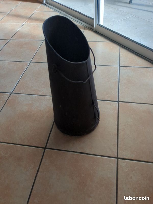 Seau cendre ou braises (image 1)