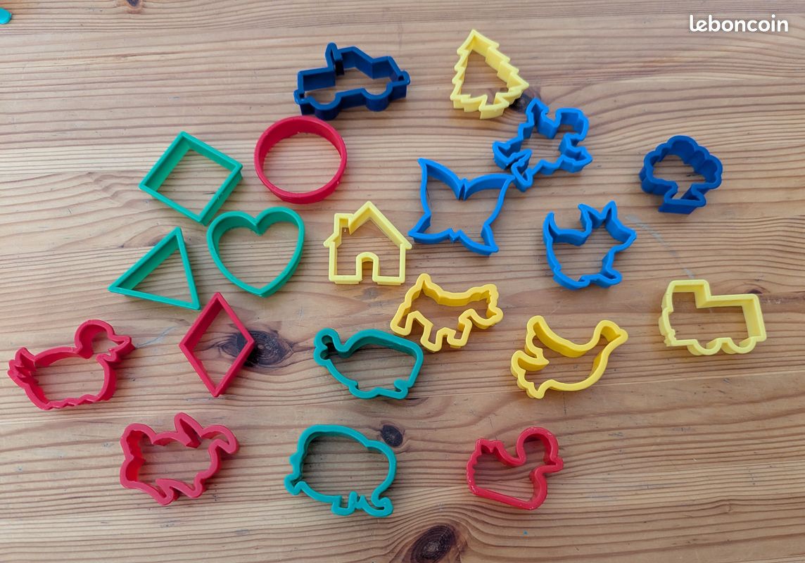 DOITEM – 56 Moules à Pâte à Modeler – Lettres, Chiffres, Animaux – Plastique – Set Créatif – Dès 3 Ans