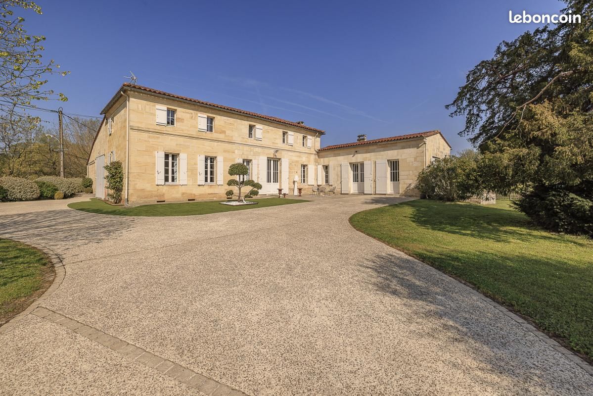 Maison 8 pièces 252 m² · aux Billaux · 252 m² · 699 000 €