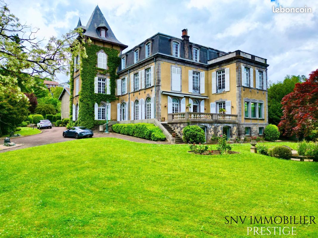 Maison 18 pièces 876 m² · à Clermont-Ferrand · 876 m² · 1 800 000 €