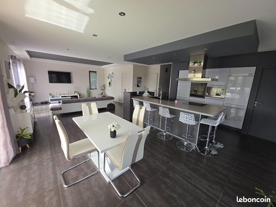 Maison 6 pièces 185 m² · à Geyssans · 185 m² · 445 000 €