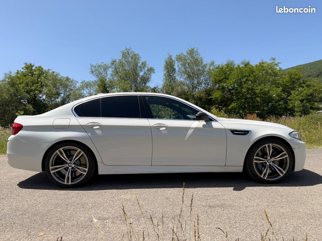 BMW M5 4.4 V8 560ch MOTORSPORT / FULL OPTIONS / EXTENSION DE GARANTIE 12 MOIS OFFERTE (image 8)
