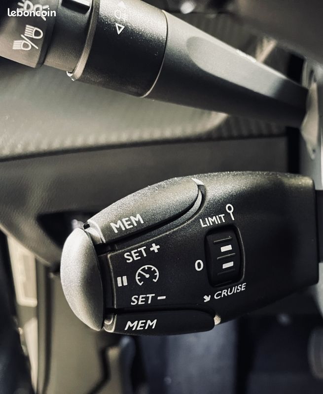 PEUGEOT 2008 Hybrid 145 e-DCS6 ENVY (image 23)