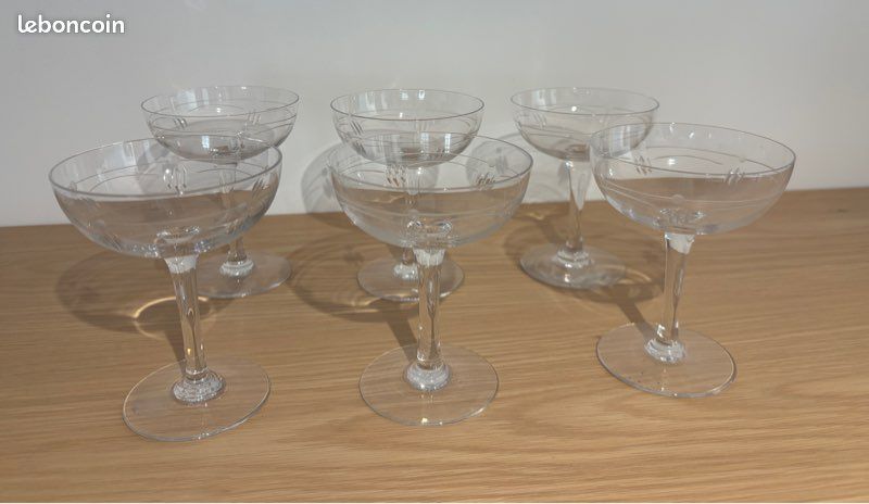 Charmant Service De 10 Coupes à Champagne En Cristal Gravé
