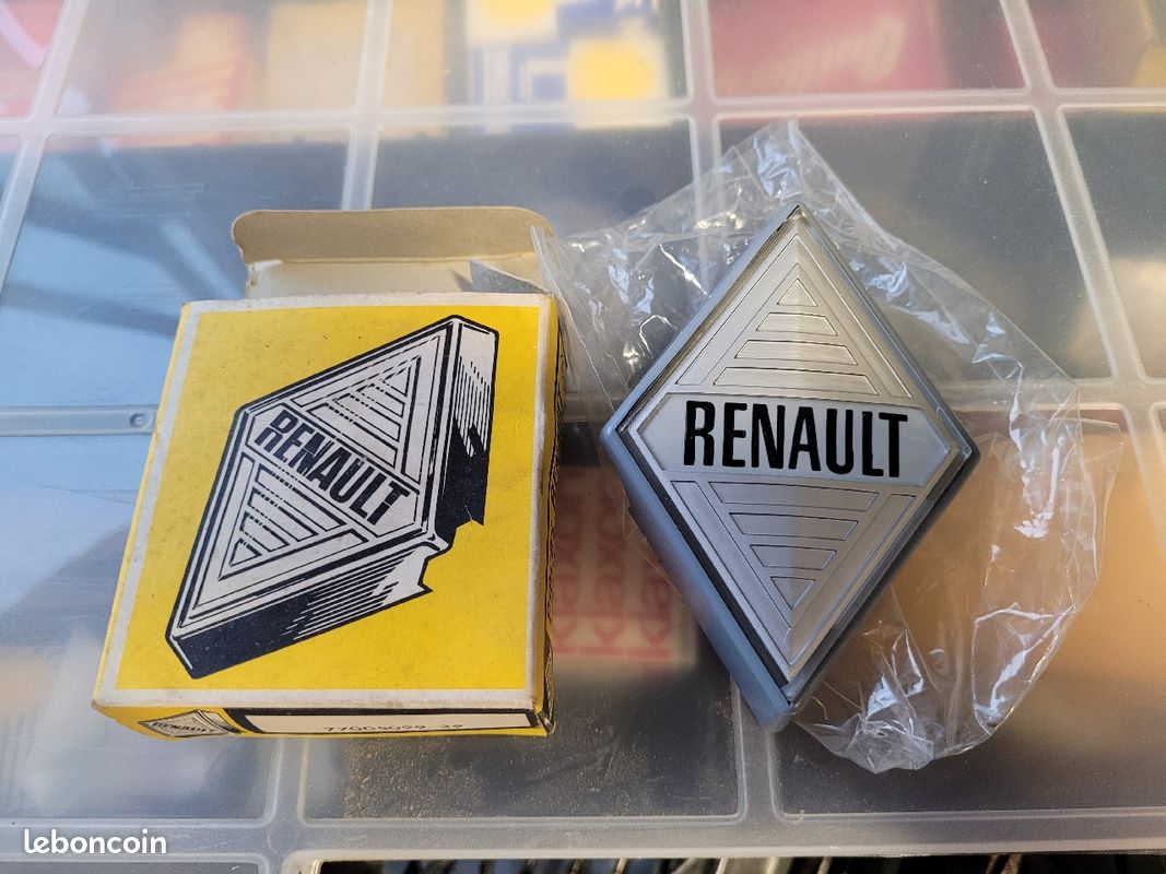 Porte Clés immitation monogramme Renault R4 4L. 