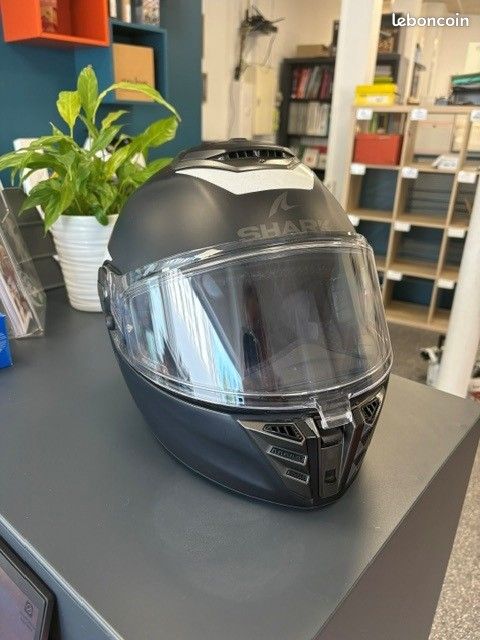 Casque moto intégral SHARK noir mat (image 1)