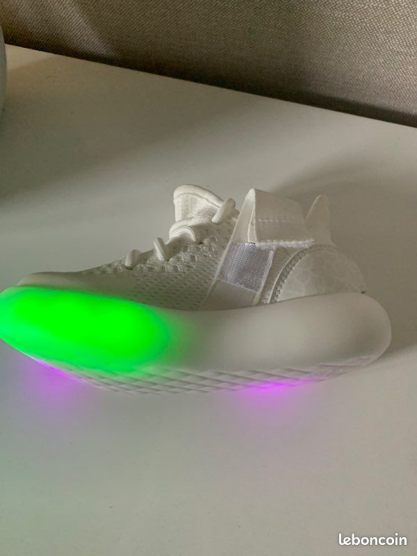 Chaussure enfant avec lumière led neuve pointure 28 Chaussures