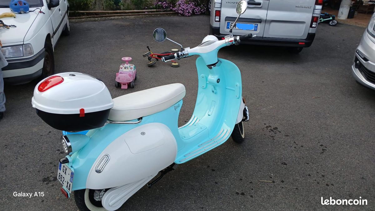 Scooter type Vespa Neuf Bicolore Motos