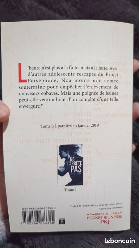 Livre Ne regarde pas, de Michelle Gagnon (image 3)