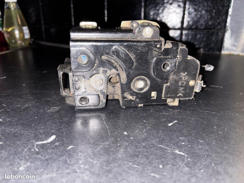 Support résistance ventilateur de radiateur moteur 8A0959497B Audi 80 B4 Support résistance ventilateur de radiateur moteur 8A0959497B Audi 80 B4
