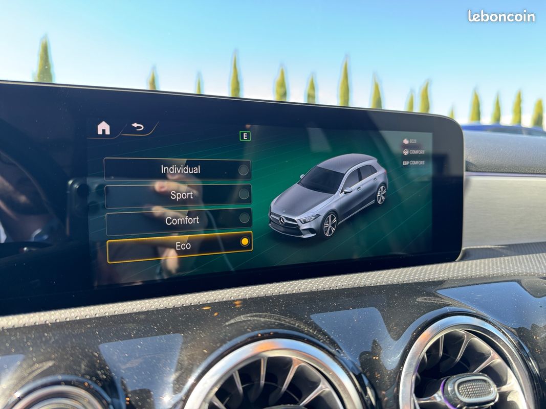 MERCEDES CLASSE A 200 D AMG LINE 8G-DCT Premium + CarPlay Caméra AR Radar AV/AR Toit Ouvrant Garantie 12 mois (image 26)