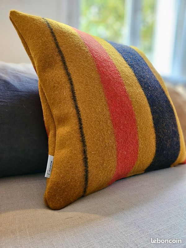 Coussin « O so années 70 design rose », par candc-retro