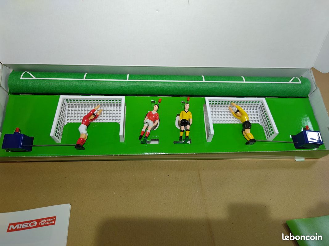 TIPP-KICK Plateau de jeu Cup 108 x 71 cm avec accessoires de bande - Kit de jeu - Pièces de rechange - Plateau de jeu en feutre