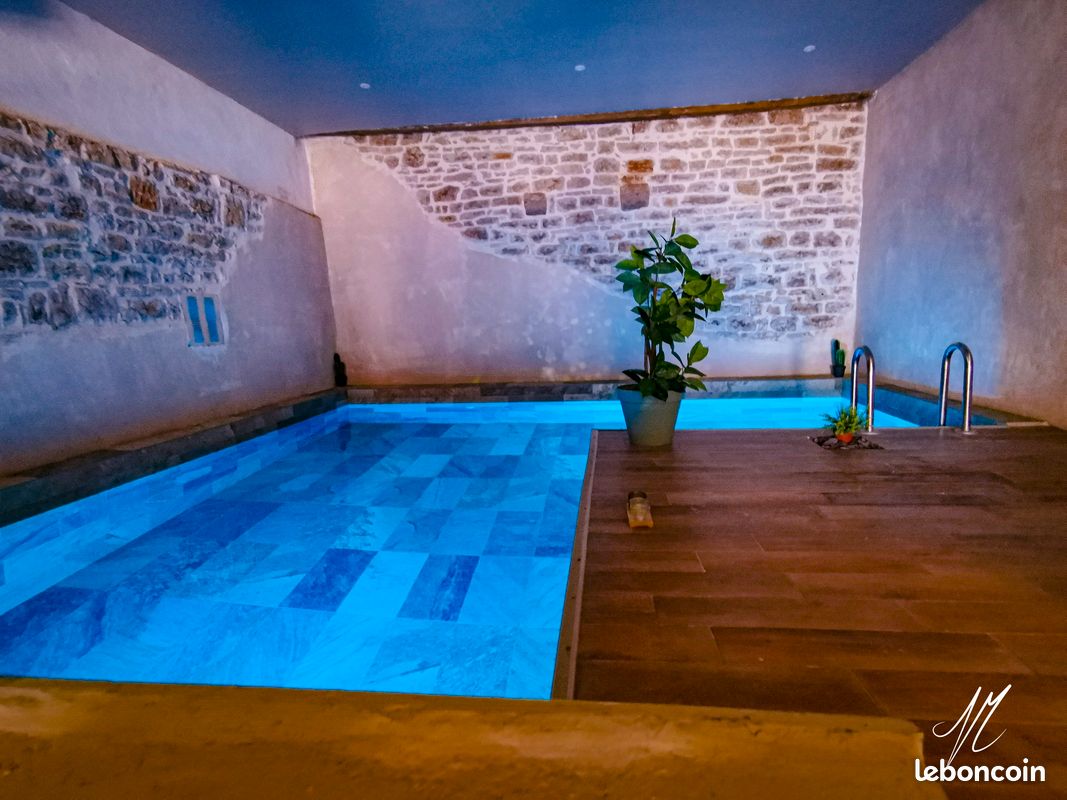 Maison 10 pièces 396 m² · à Saint-Amour · 396 m² · 375 000 €