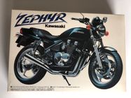 Aoshima Kawasaki KZT00D Z1-R '77 Avec Pièces