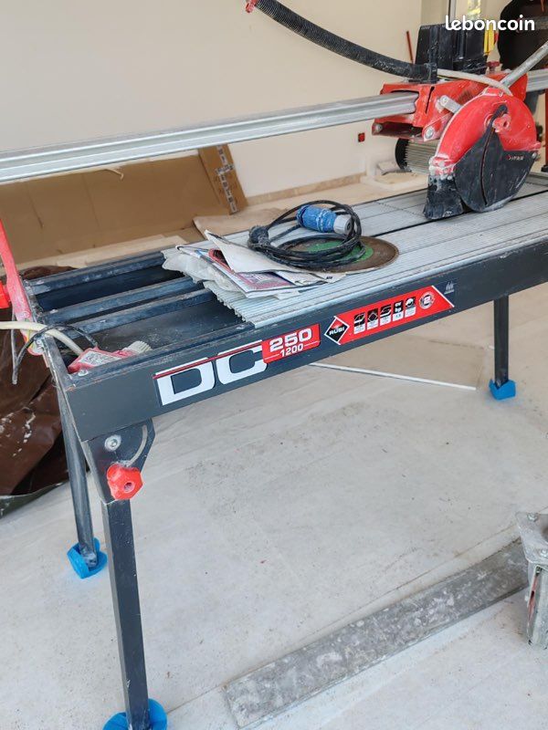 RIDGID Scie à Carreaux Humide De 10 Pouces Avec Capacité De Coupe Etendue Et Support Mobile