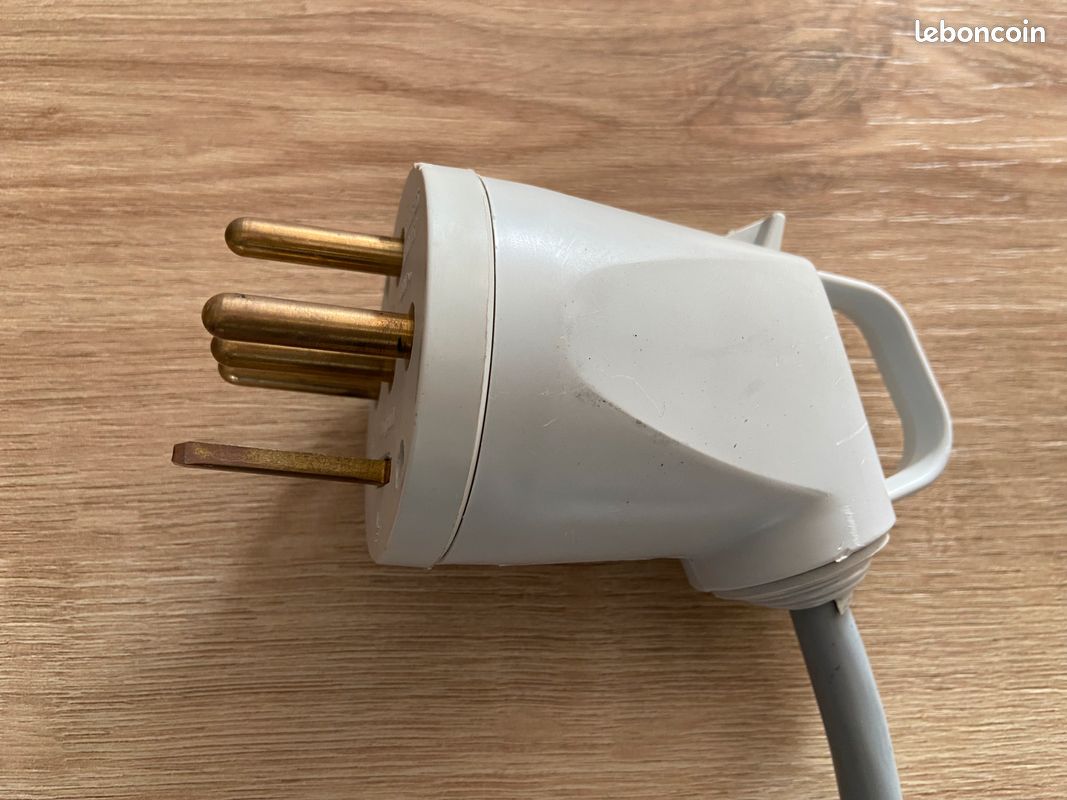 Fiche mâle industrielle Legrand 55857 – 32A 400V – triphasé 3P+N+T (image 2)