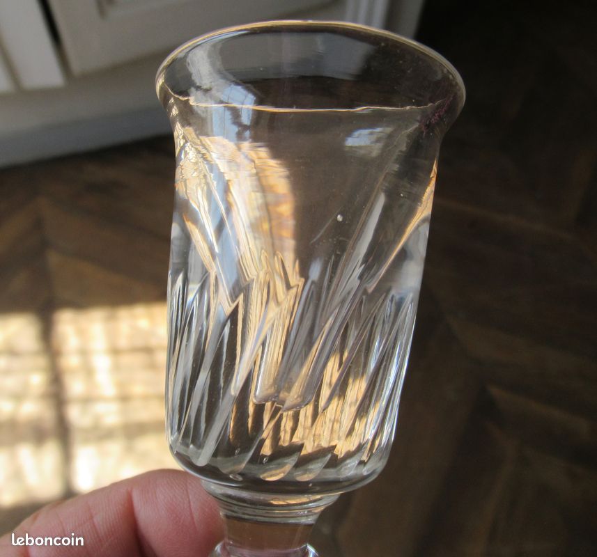 Lot de 8 petits verres à liqueur Art Déco en verre rose cannelé Lot de 8 petits verres à liqueur Art Déco en verre rose cannelé