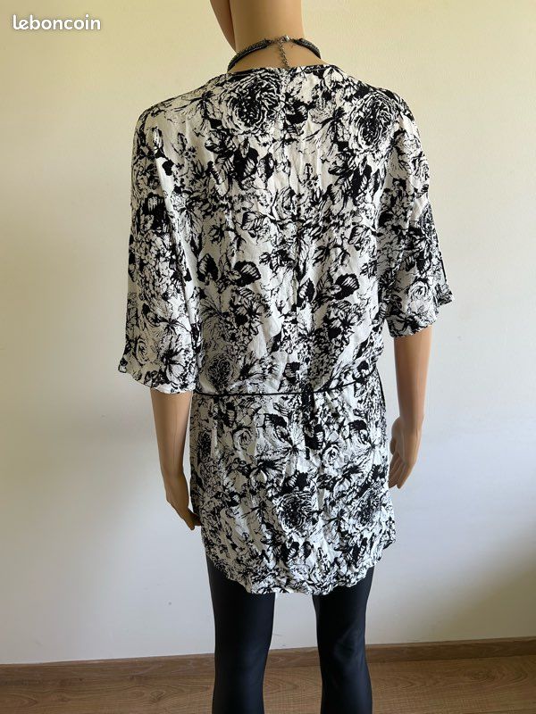 Tunique noire et blanche à manches courtes taille L/XL TBE (taille petit) (image 8)