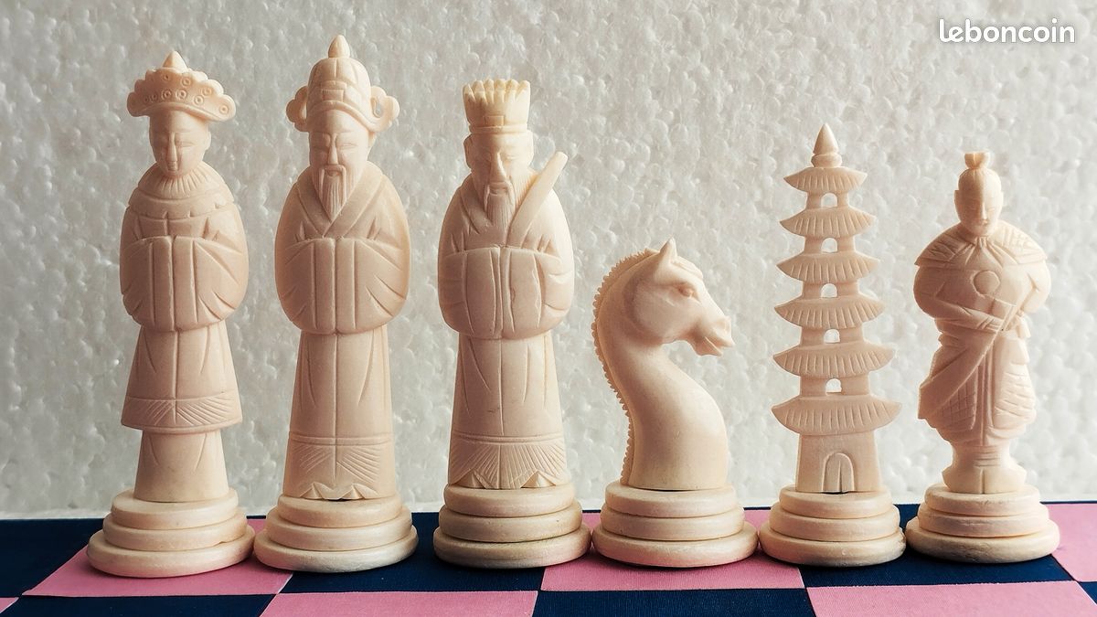 Jeu d’échec en en faïence et porcelaine