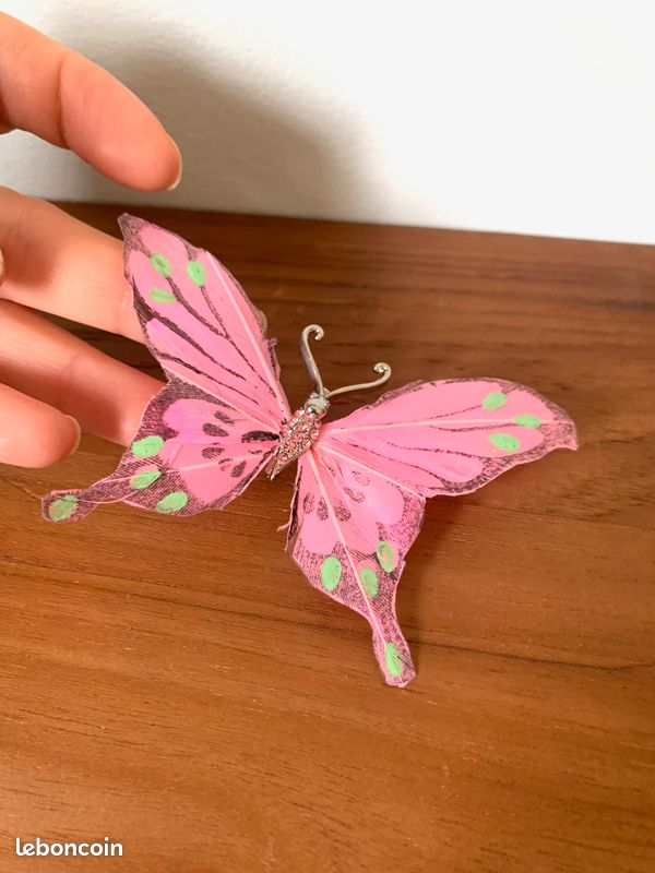 BROCHE BIJOU VINTAGE PAPILLON PETITES PERLES BORDEAUX FONCE REFLET NOIR