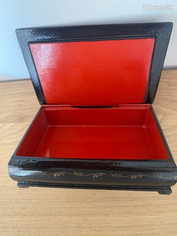 TRÈS BELLE BOITE en laque épaisse et passée à la main année 70-80. EUR 35,00 - FR