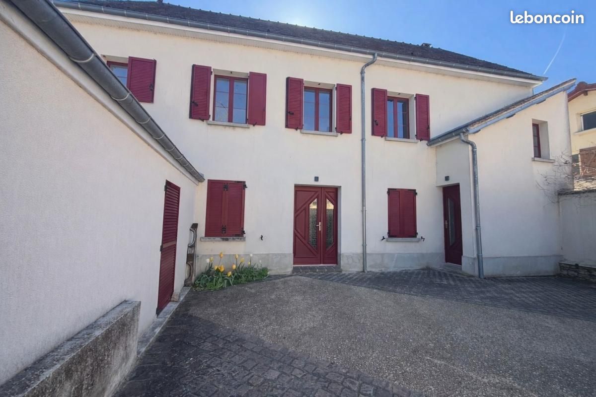 Maison 5 pièces 212 m² · à Le Coudray-Montceaux · 212 m² · 449 000 €