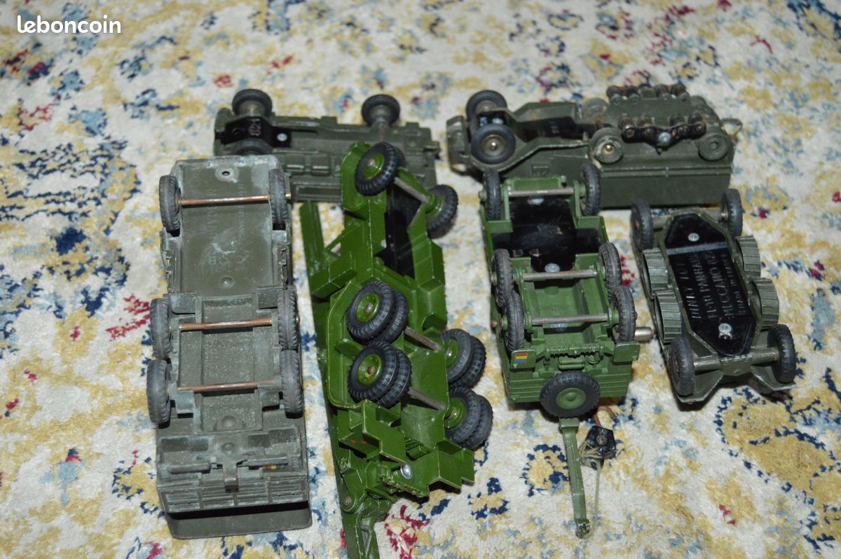 Lot Dinky Toys Militaires – 6 Engins + 4 Rampes + 16 Pneus – Échelle 1:6