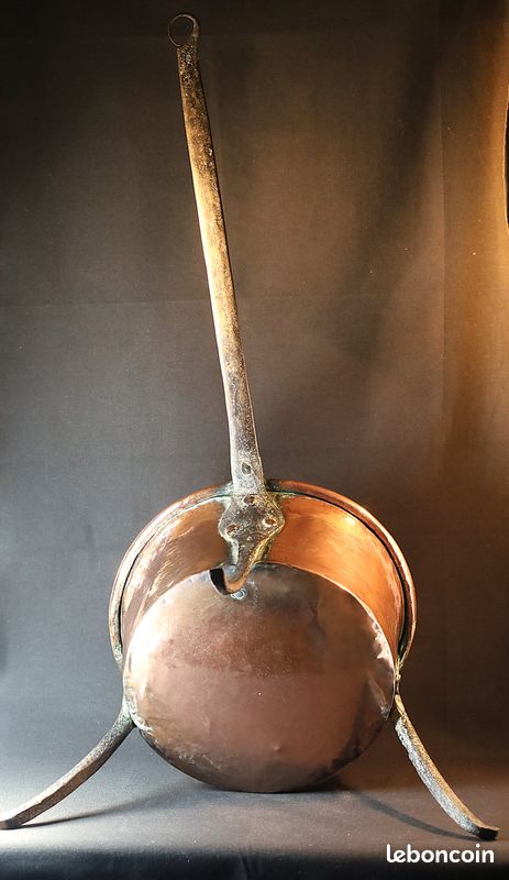 Chaudron ancien en cuivre martelé sur trépied en fer forgé (image 9)