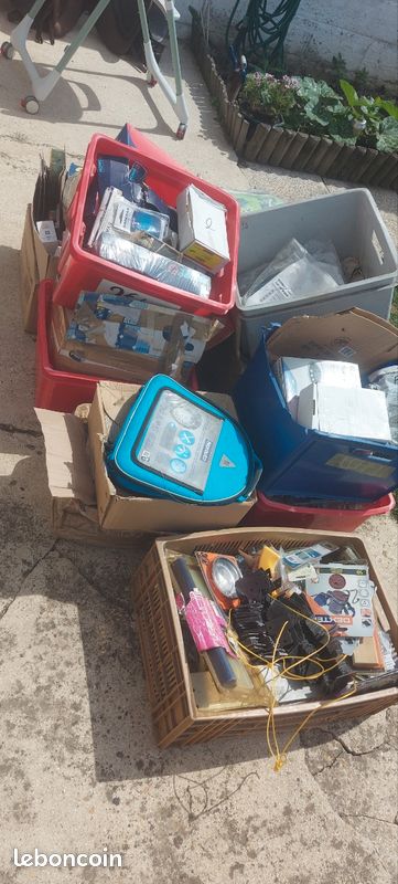 Lot brocanteur restauration meuble table buffet chaise vitrine divers vendus sur une base de 1000euros à venir chercher departement 59 à proximatif 400 kilos matériel divers curieux s'abstenir (image 10)