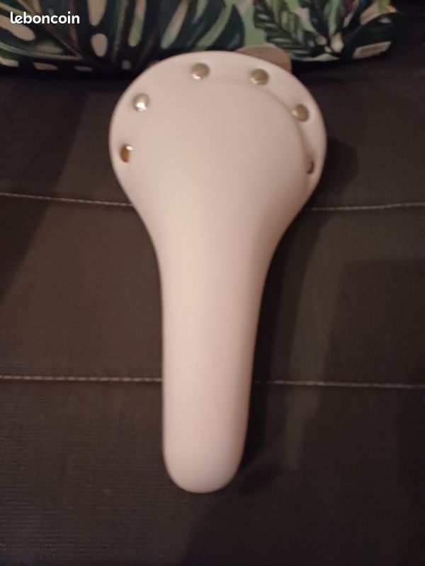 SELLE NEUVE VELO ROUTE / FIXIE , IMITATION CUIR AVEC RIVETS + 2 TRESSES BLANC