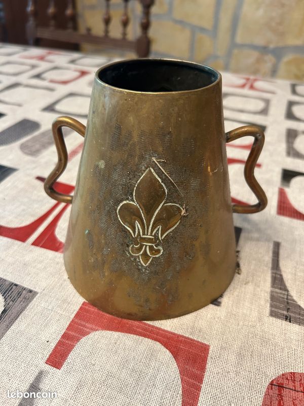 Chope à boire cérémoniale en bronze à double anse (image 1)