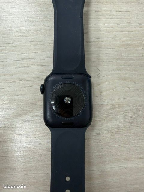 Montre connectée Apple Watch SE noire (image 2)